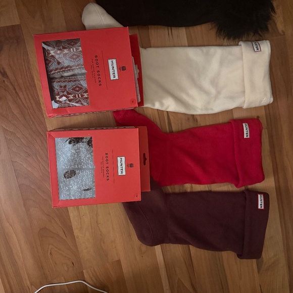New Women’s Hunter Boots w assorted socks. - Picture 2 of 4
